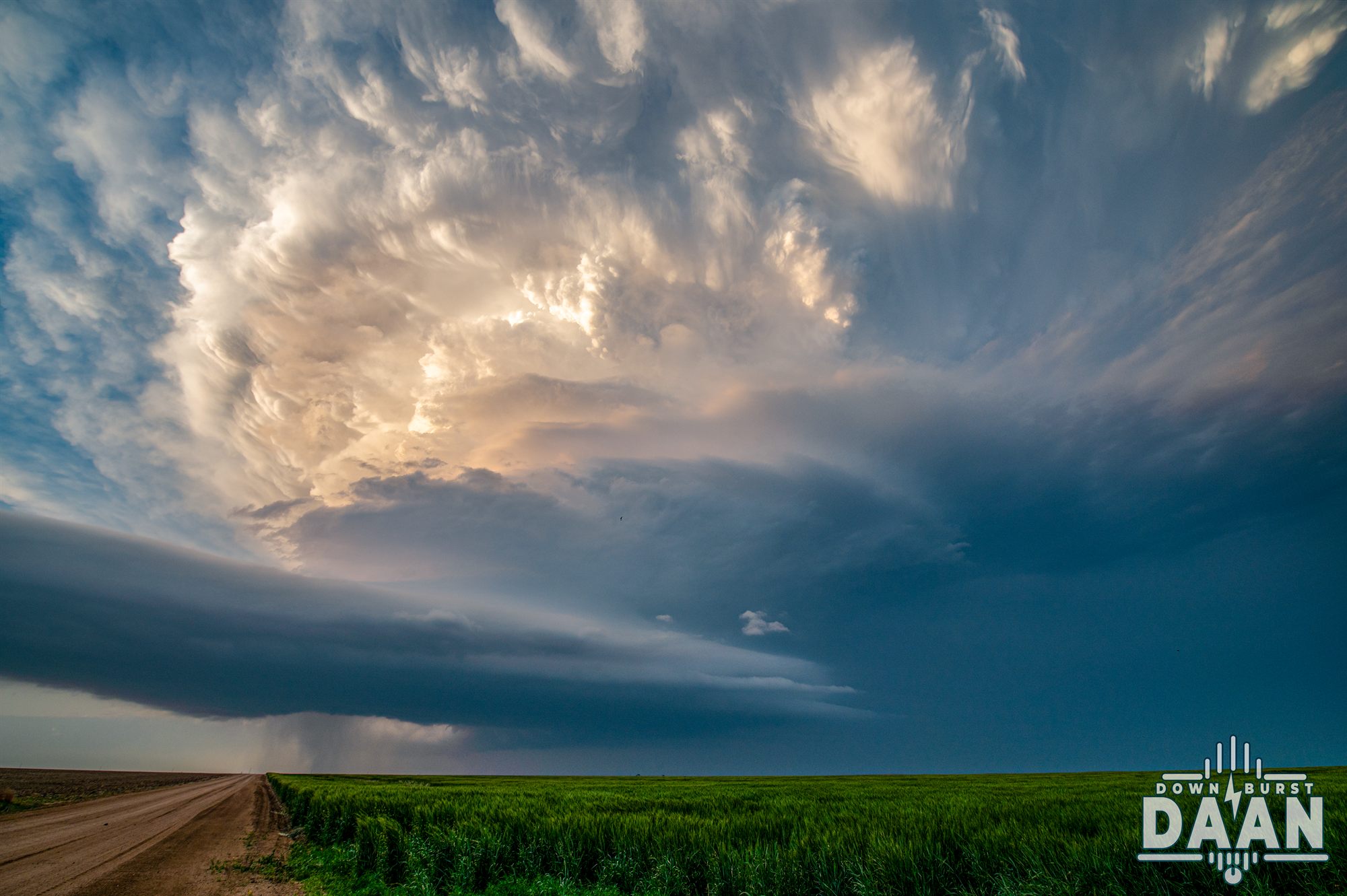 Mammatuswolken boven een groen akkerveld na een zware storm