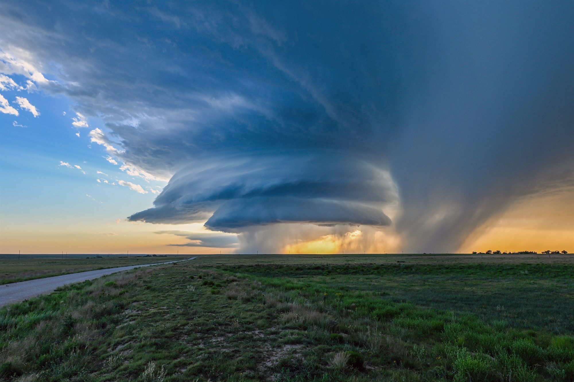 Gestapelde 'mothership'-supercell bij zonsondergang boven de Plains