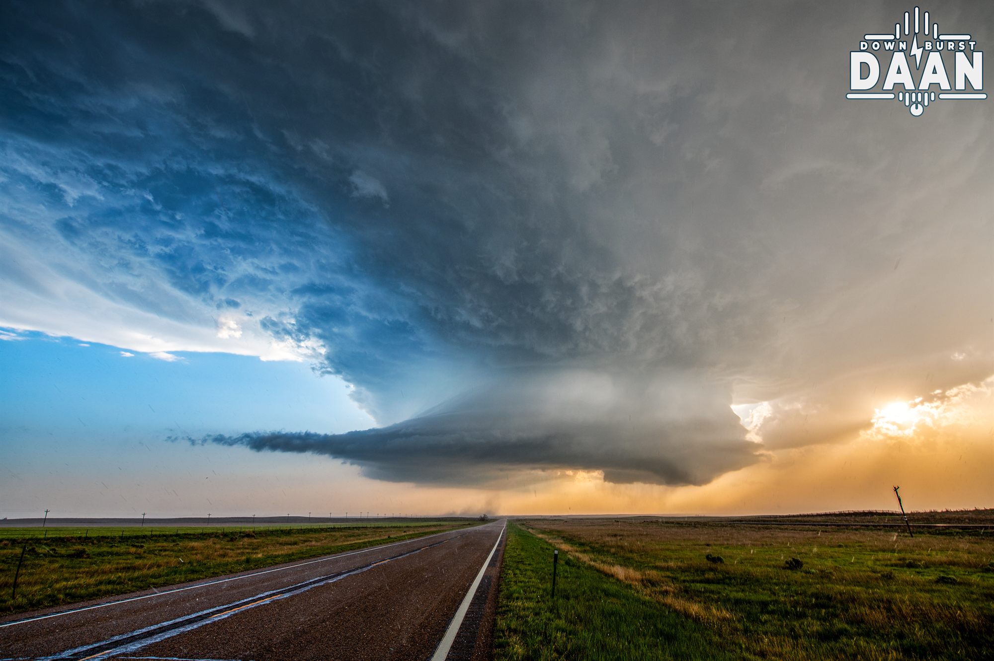 Klassieke supercell die hoog boven een weg op de Great Plains uittorent